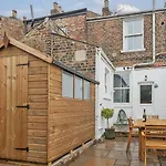 The Little Domus - Modern York Home With Hot Tub
