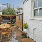 The Little Domus - Modern York Home With Hot Tub