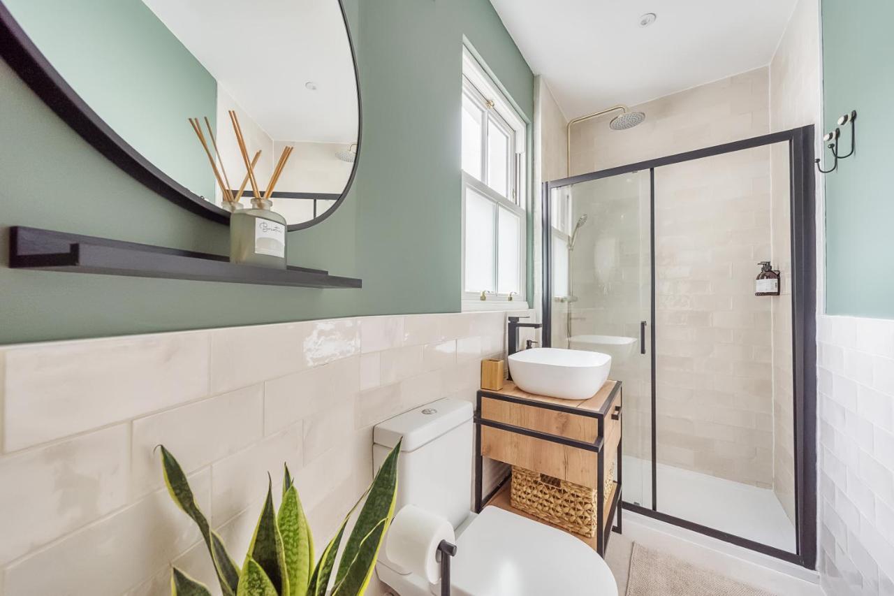 The Little Domus - Modern With Hot Tub * York