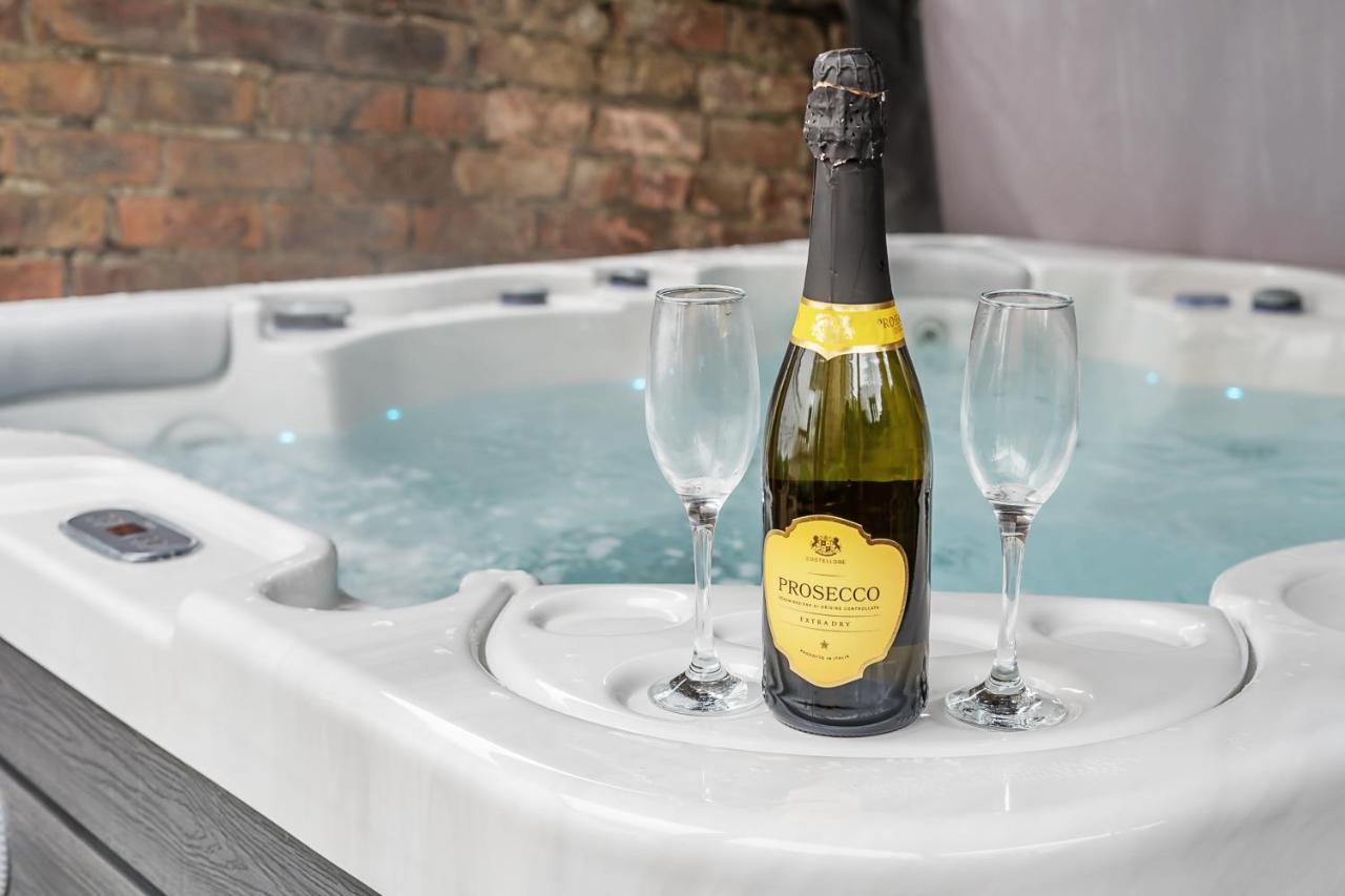 The Little Domus - Modern With Hot Tub York