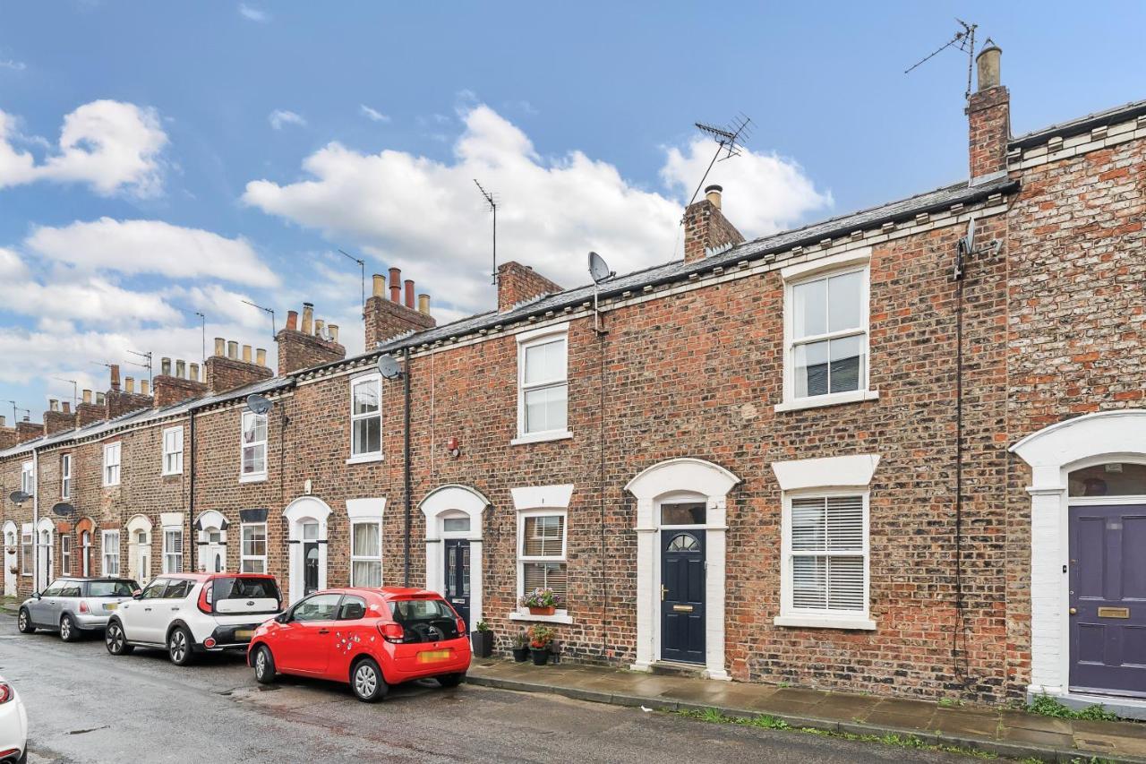 The Little Domus - Modern With Hot Tub * York
