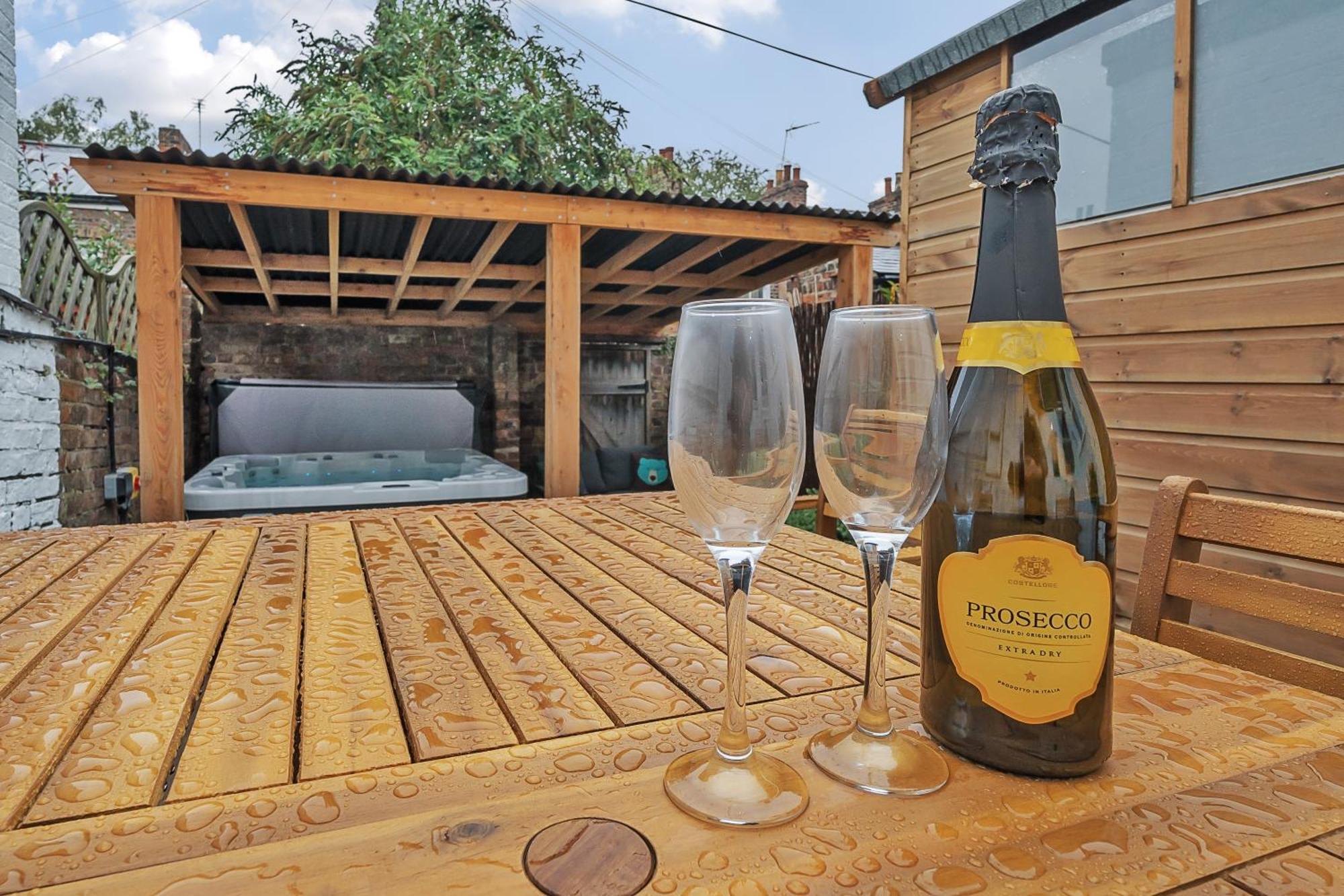 The Little Domus - Modern With Hot Tub * York