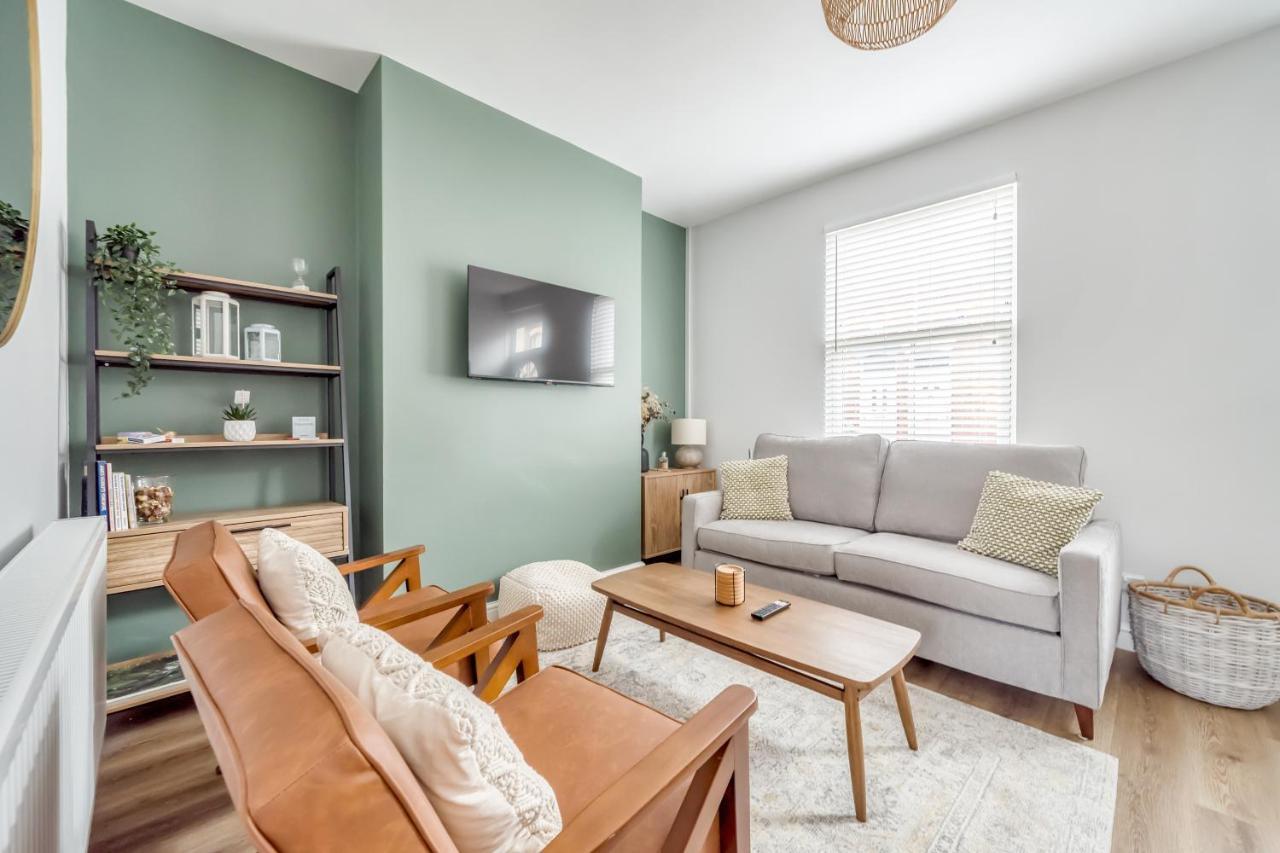 The Little Domus - Modern With Hot Tub Holiday home York