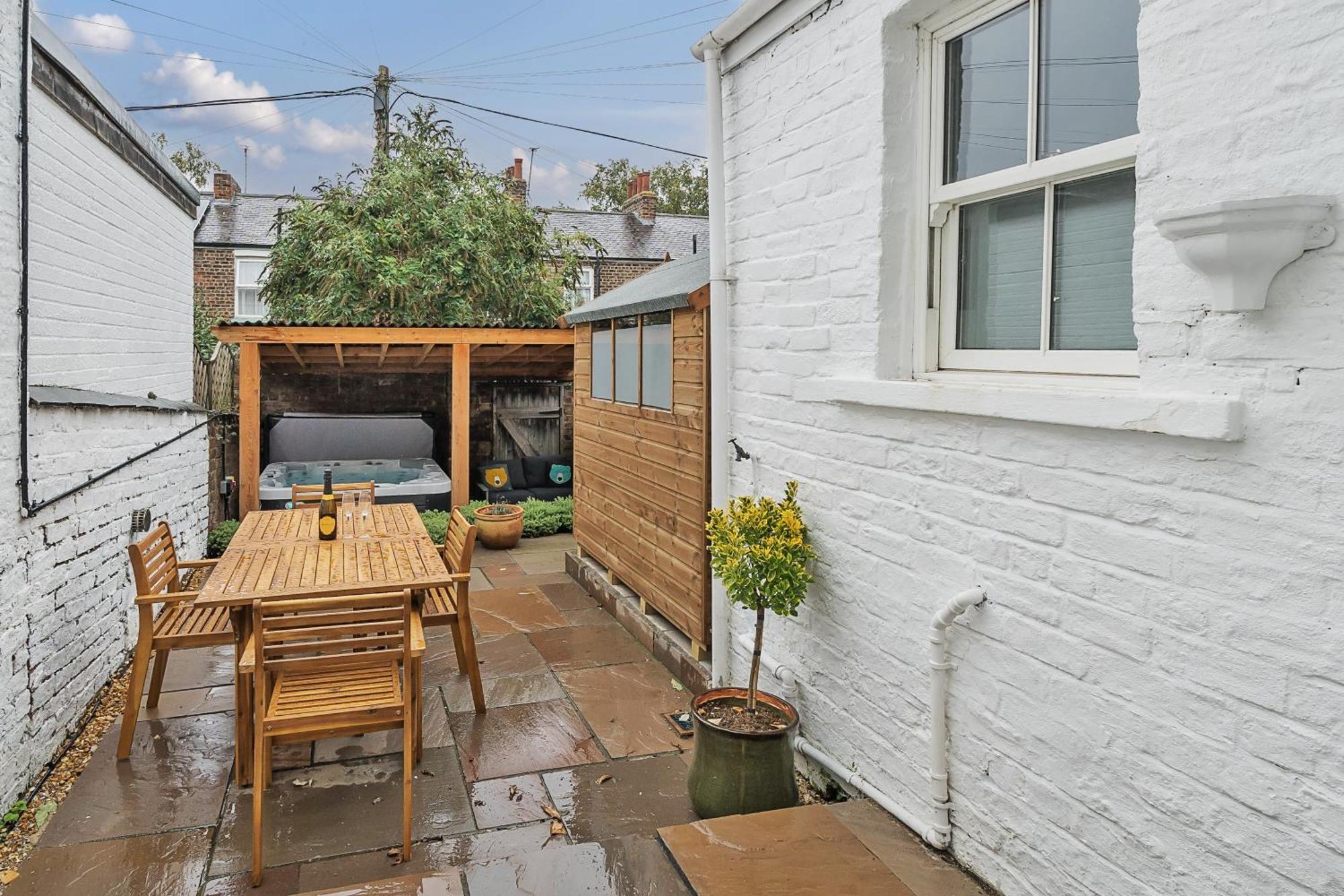 The Little Domus - Modern With Hot Tub Holiday home *
